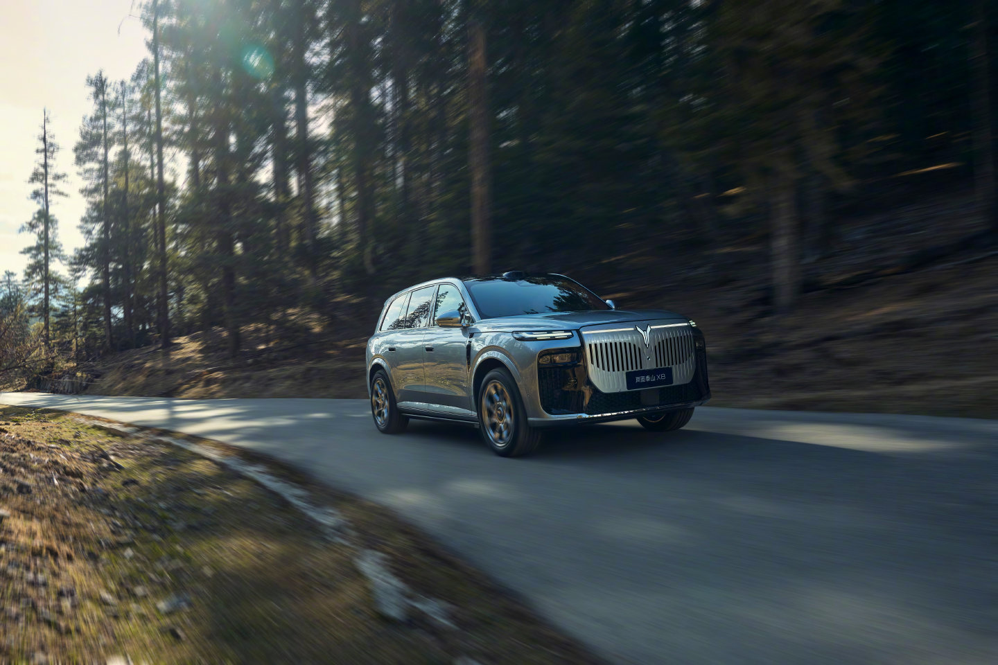 车企发布会现场狂发888杯奶茶感觉今年逛车展，福利会领到手软。岚图展台送奶茶，小