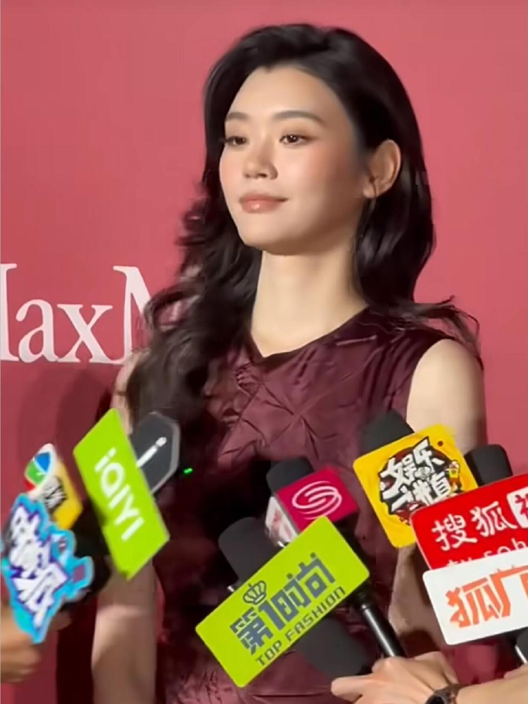 奚梦瑶大婚后首次亮相奚梦瑶大婚后首亮相今天没去儿子毕业礼，是因为有公开活动行程吗