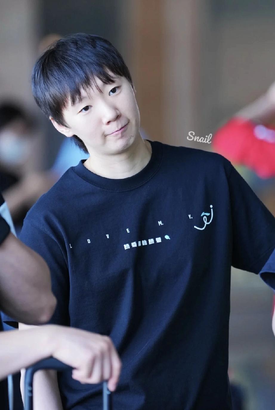 今日在首都机场办理登机手续，准备飞往伦敦，出征伦敦团体世乒赛的王曼昱。
曼昱在机