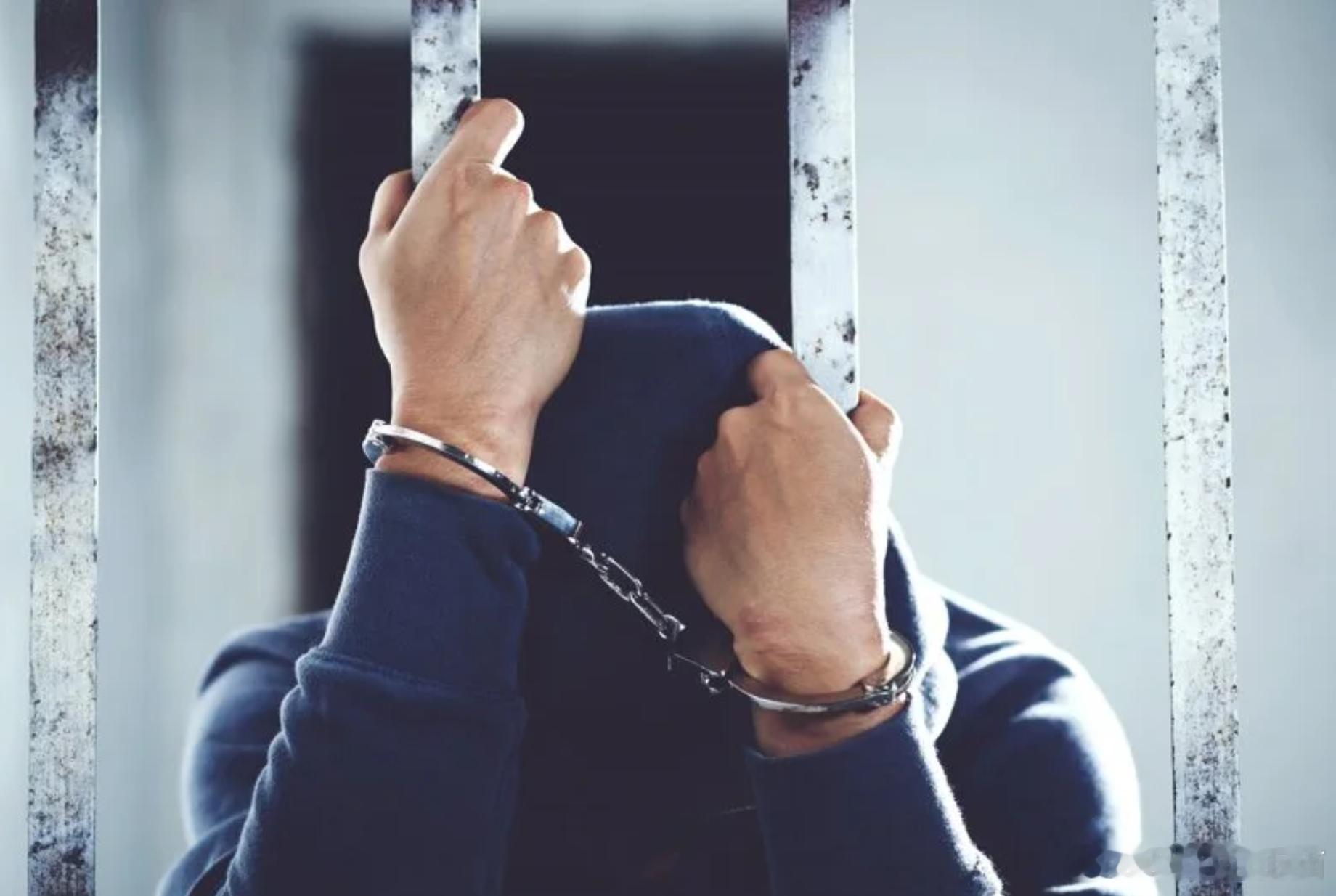 裸露上身引发争议？她诈骗吸金超6000万被捕，曾“女扮男装”骗婚击剑冠军海外新鲜