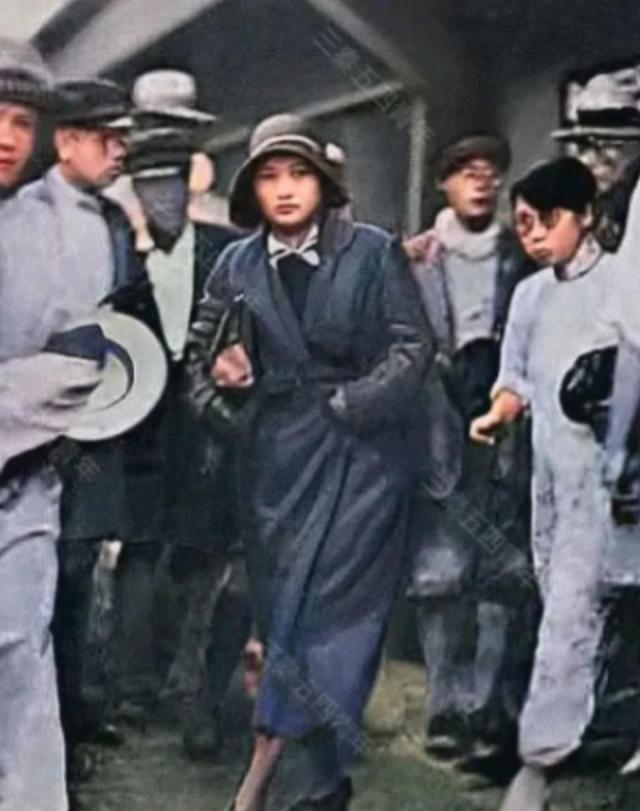 1931年宋庆龄母亲去世，宋庆龄从欧洲返回上海奔丧，刚一下火车，无意间被人拍到这