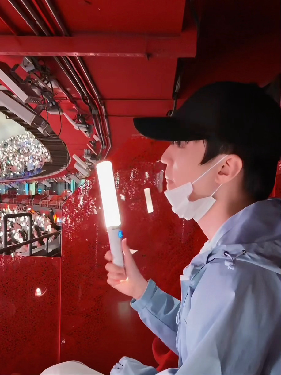 好适合发live王俊凯去看了五月天