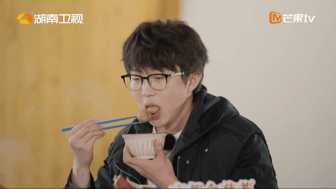 #毛不易肉丸汁攻击吓坏郭麒麟#毛不易吃肉丸这段也太真实了吧，一口咬下去肉丸汤汁飙