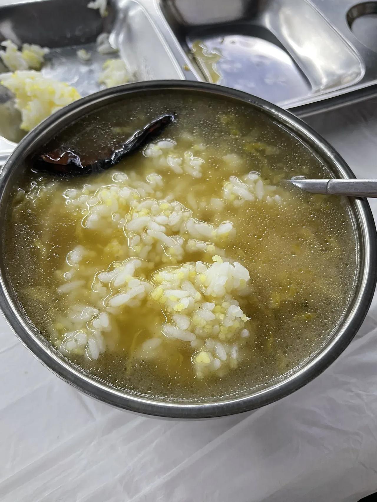 汤泡饭真的不能吃吗？有人跟我一样爱吃汤泡饭的吗？

不管什么汤，我都喜欢泡着饭吃