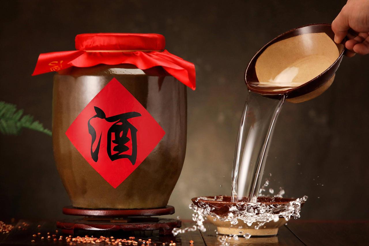 白酒还能重回巅峰吗难了，现在年轻人喝白酒的少了，基本以饮料为主。从数据看，201