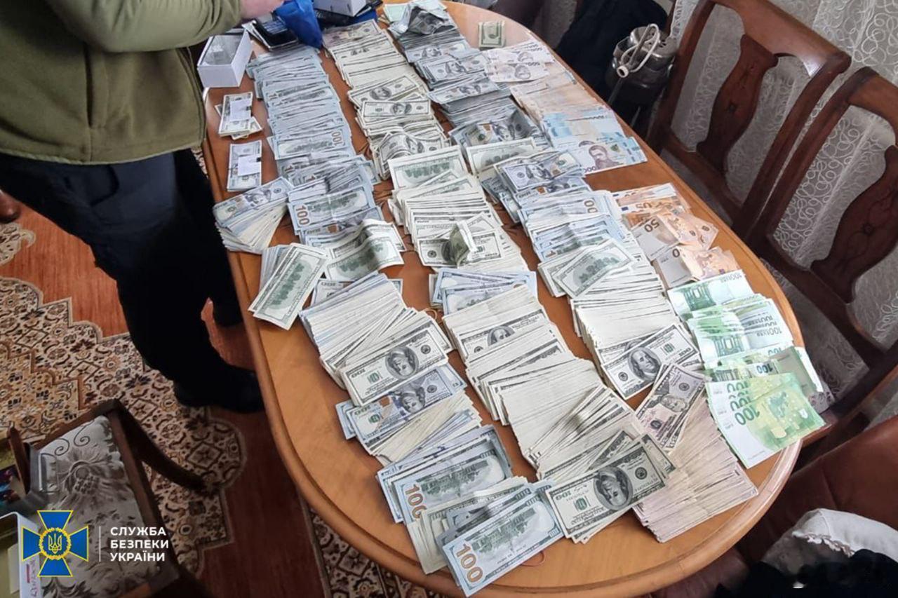 乌克兰第聂伯罗彼得罗夫斯克，军事医疗委员会负责人以2500美元的价格出售伪造的豁