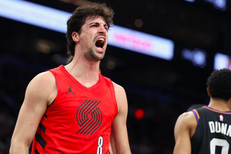 什么叫超级巨星，
看看开拓者的阿夫迪亚和三球就知道了，
NBA附加赛第一轮，开拓