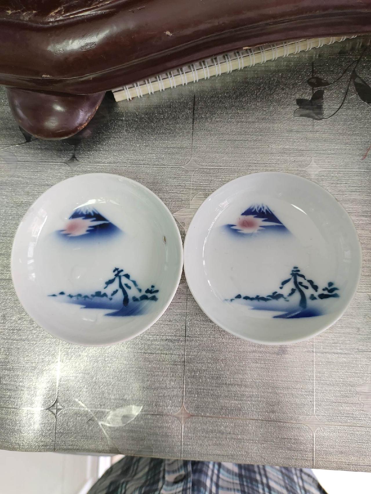 小本子瓷盘一对，画的是富士山