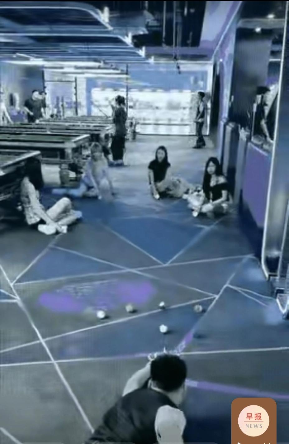 现在的人真会玩，打个台球都玩出了新花样！
有网友说，这个社会，只要有钱，你想怎么