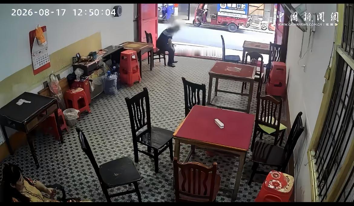 湖南“店家扶老人被索赔10万”这则消息，引发了广泛关注。

8月23日，一位老人