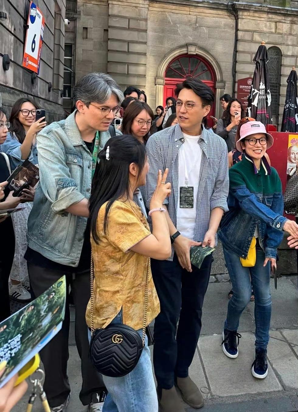 《靳东英国街头被偶遇：发福颜值仍在线，笑称“帅出国门”》

走在伦敦街头，没想到