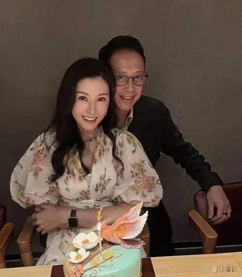 我觉得许晋亨对李嘉欣还是认真的，因为李嘉欣为他营造了一个美满婚姻的幻象。

而且