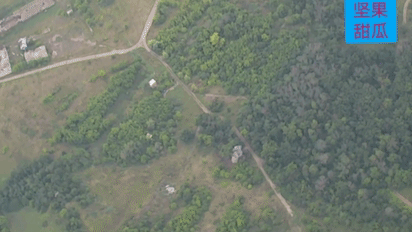 两架柳叶刀连续攻击。在哈尔科夫方向， 乌军一门D30榴弹炮躲在小树林边沿开火，支