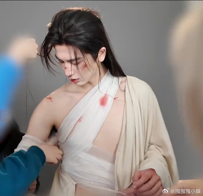 张凌赫逐玉战损妆造型 张凌赫逐玉战损妆造型，完全美人来的.. 张凌赫半裸包扎造型