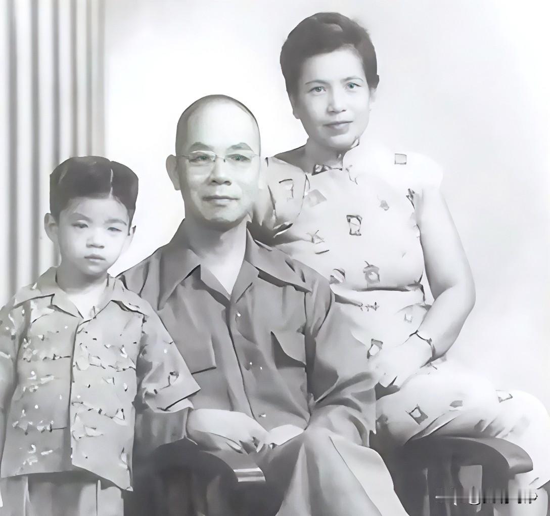 《颂吴石、吴兰成父女精忠报国志》
 
父着戎装赴险疆，暗传星火破迷障。
一腔热血