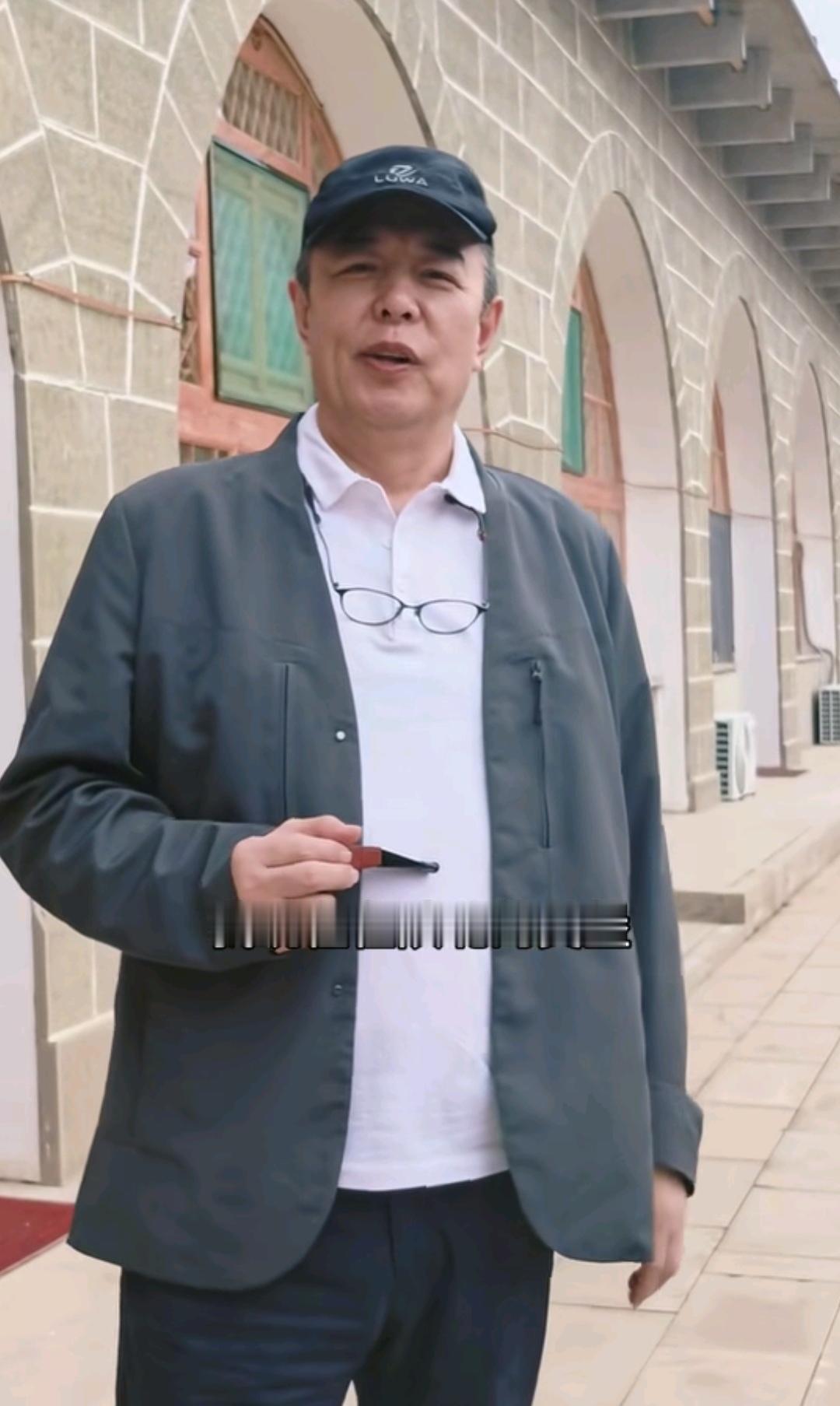9月26日，演员张铁林现身陕西榆林柳青文化园，来这里接受教育。

张铁林的变化不