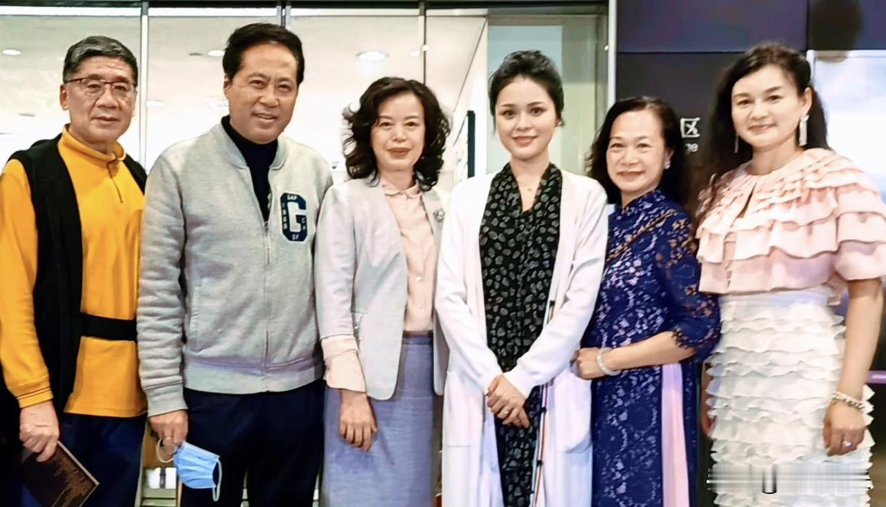 悼念龚爽

    今天中午正吃午餐，内部群里传来噩耗，中国著名新生代女高音歌唱