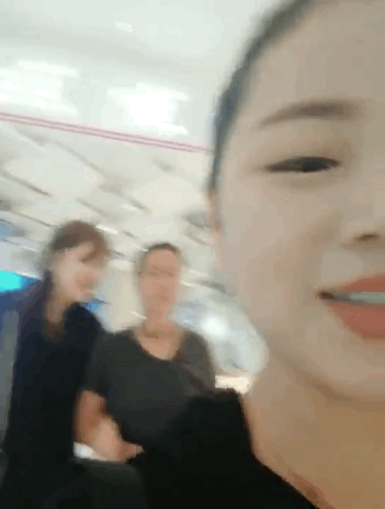 那英脚踹堵路的直播女子，这是哪年的事啊？[并不简单] ​​​