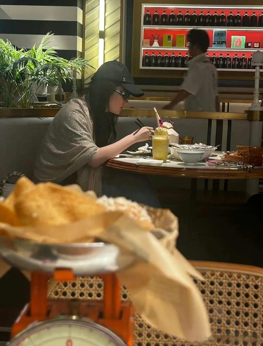 胖的下颌线都看不到了还在狂吃，刘亦菲没有职业修养吗？ ​​​