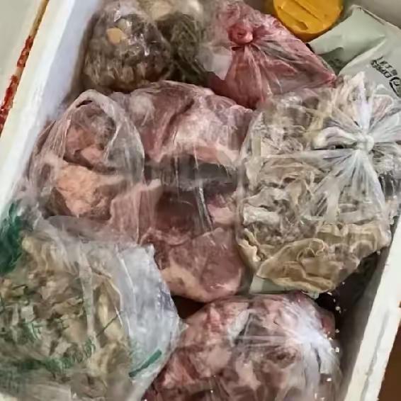 满满的爱啊？
老母亲来看大孙子，提着满满的一箱子，自以为是最最好的东西，热情似火