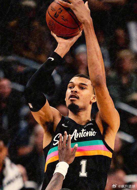 文班亚马23+15+6比肩传奇，卡斯尔三双，马刺大胜雄鹿26战24胜天赋怪文班亚