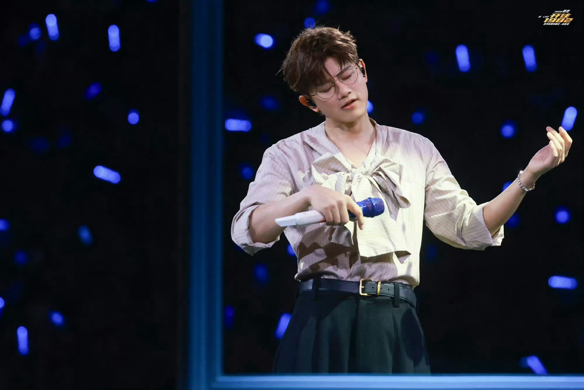 张杰演唱会唱演唱会杰哥在演唱会上唱了《演唱会》，全场歌迷跟唱，氛围感直接拉满了！