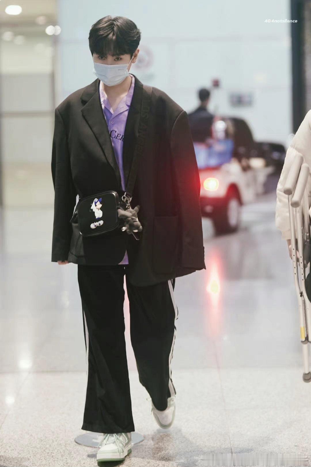 这套像偷穿大人衣服的小孩