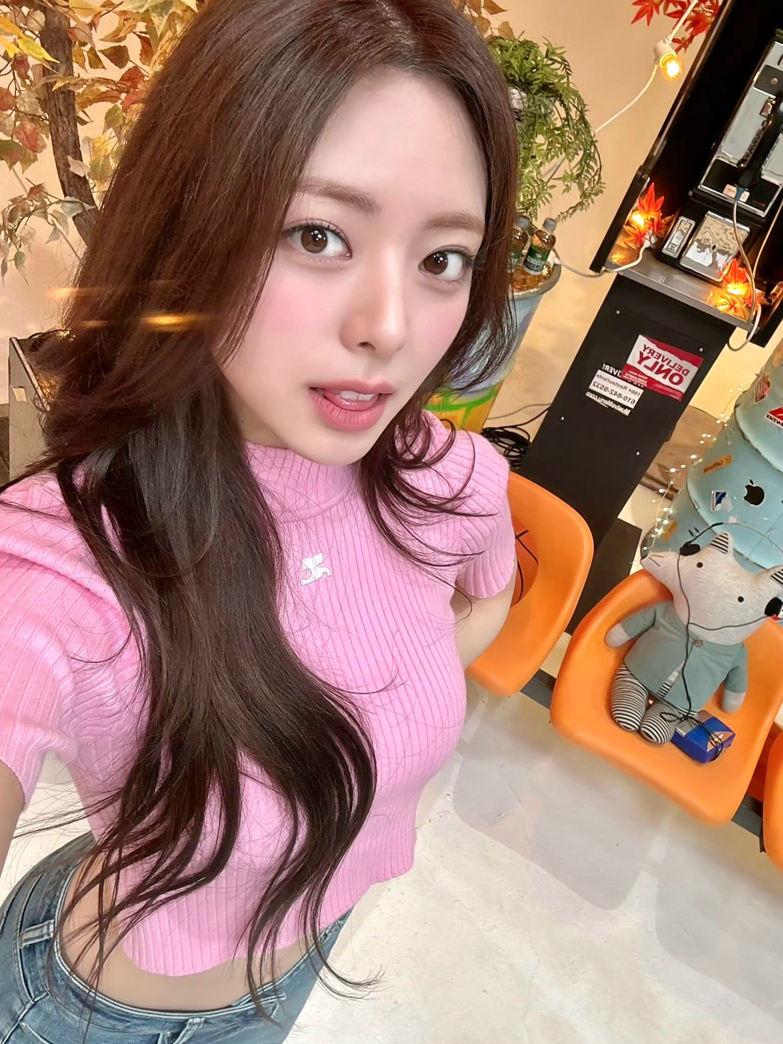 麻辣兔市井烟火里，最治愈的从来都是一口热辣鲜香。傍晚的街边小店，灯火暖亮，锅里红