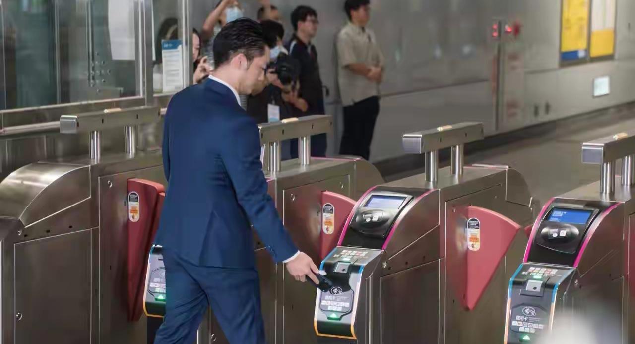台北市长蒋万安昨天在社交平台上传了一张他用手机靠近捷运闸门进站的照片，并配文写道
