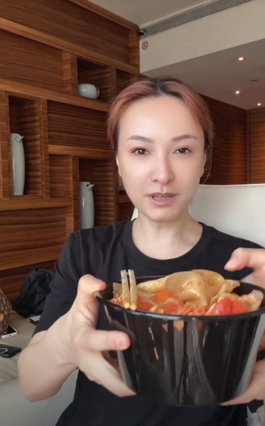吴昕体重直逼100斤笑晕！吴昕为好吃的面折腰，体重直逼100斤拜托！100斤明明