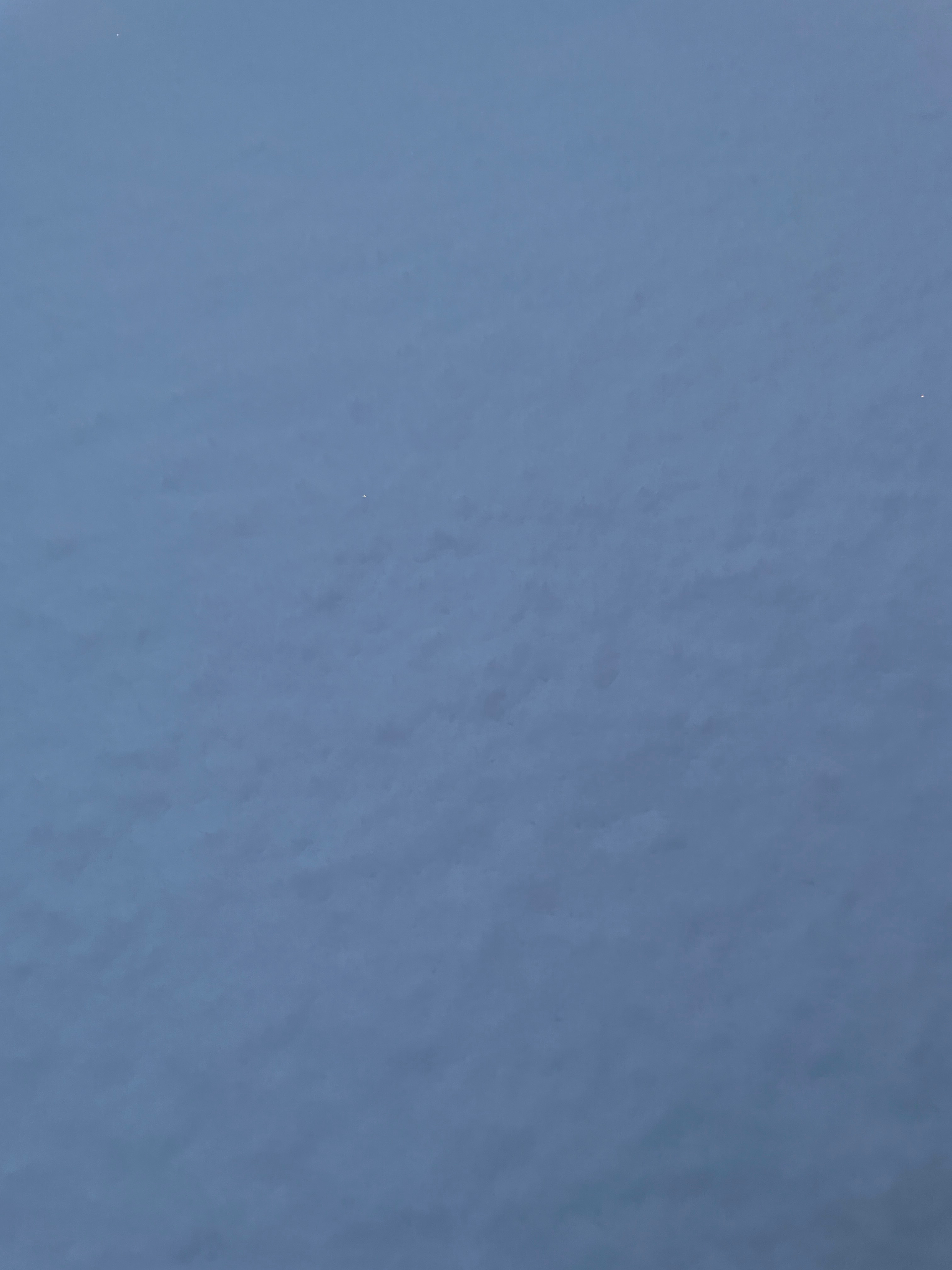 一觉醒来，下雪🌨️了，地都白了，从家走到地铁站，衣服上一层雪花。今天开学第一天