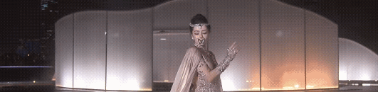 昨晚VOGUE红毯，谁还在比谁的裙子更贵？迪丽热巴和欧阳娜娜直接给内娱上了一课：