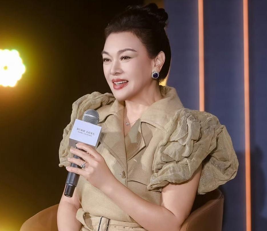 史可一张剧照，暴露了最狠的生存状态。
都以为女演员过了60岁只能演婆婆妈妈，人家