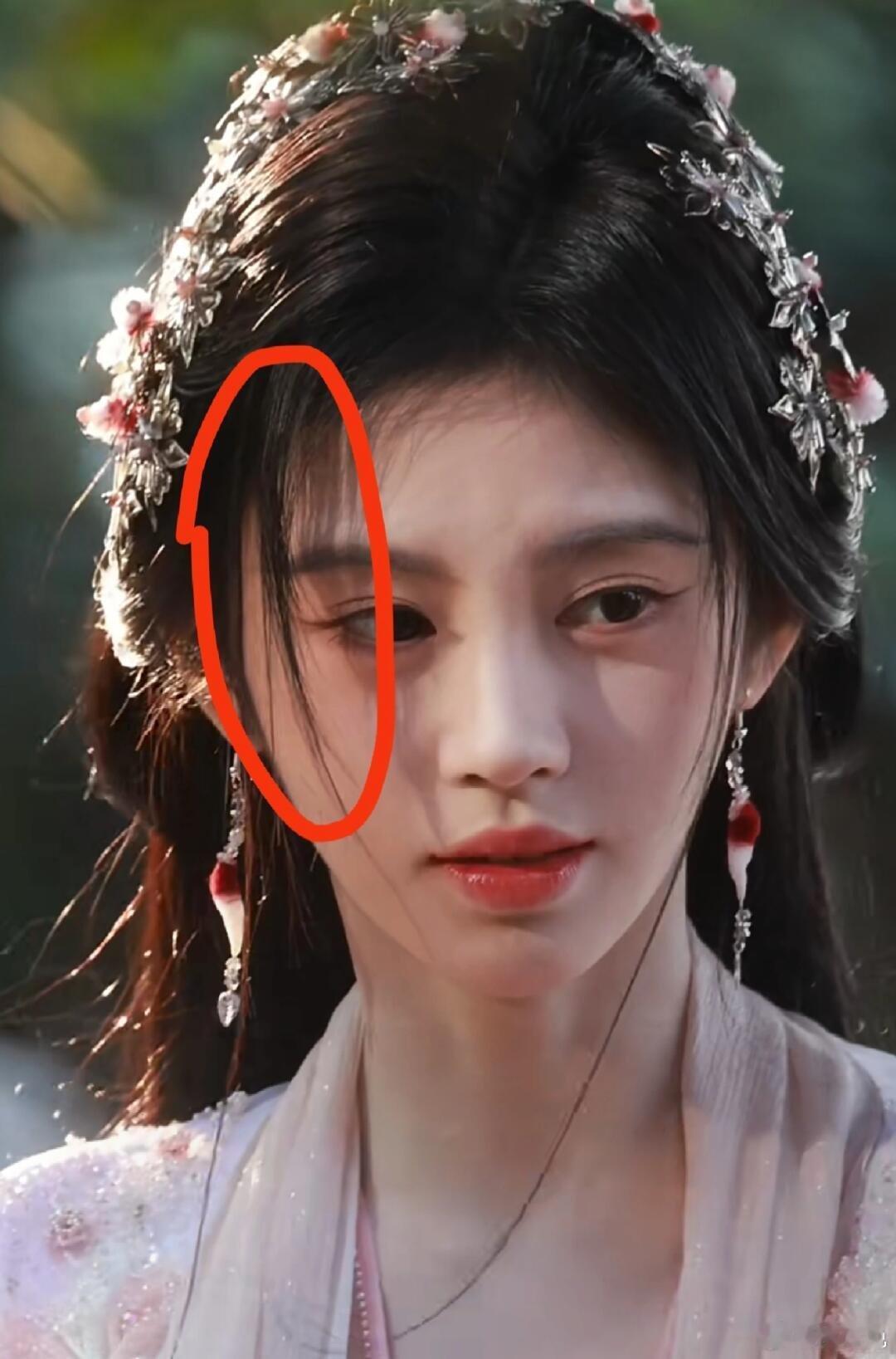 鞠婧祎这撮刘海是怎么做到纹丝不动的？演员是演戏的又不是拍写真的，到底是角色为她服