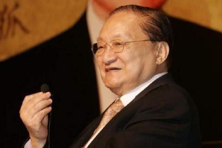 90年代时候，金庸来浙江杭州访问，向杭州市政府提出，批给他两亩地，由他建一个别墅