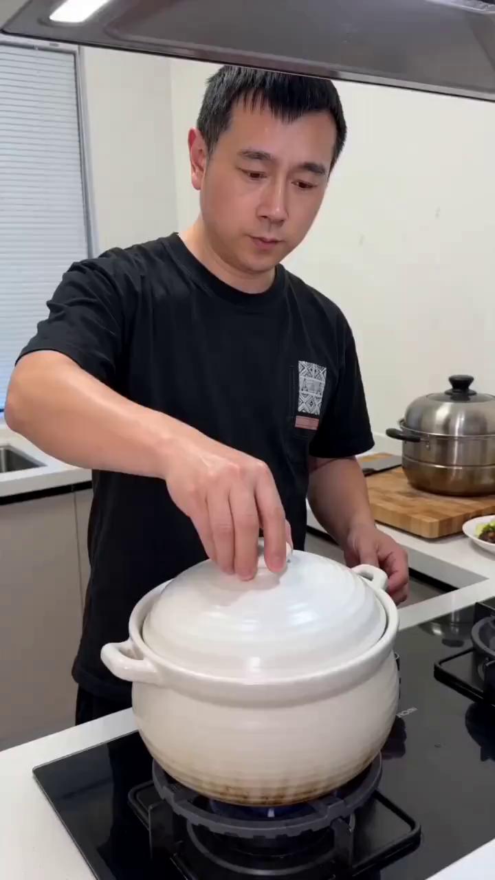 秋天干燥喝什么？石斛老鸡汤炖两个小时，汤鲜味美还适口。这一碗下肚感觉皮肤都水润了