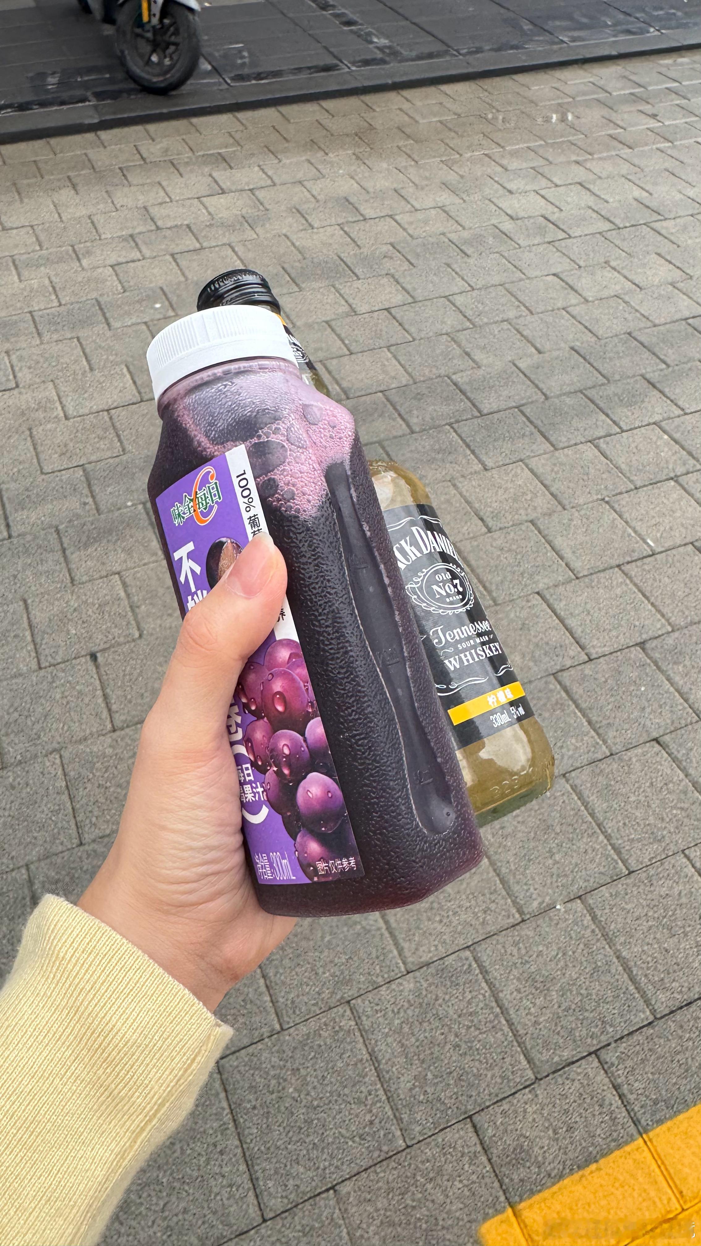 昨天跑完续航忙完十一点了，感觉很乏又睡不着[摊手]尝了尝 小地瓜上推荐的便利店微