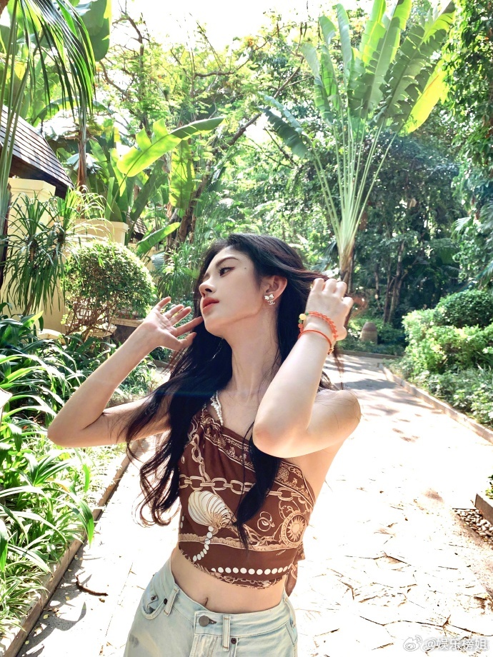 鞠婧祎丝巾上衣 鞠婧祎美美辣辣营业，珍珠链丝巾上衣辣到我啦[流鼻血] ​​​