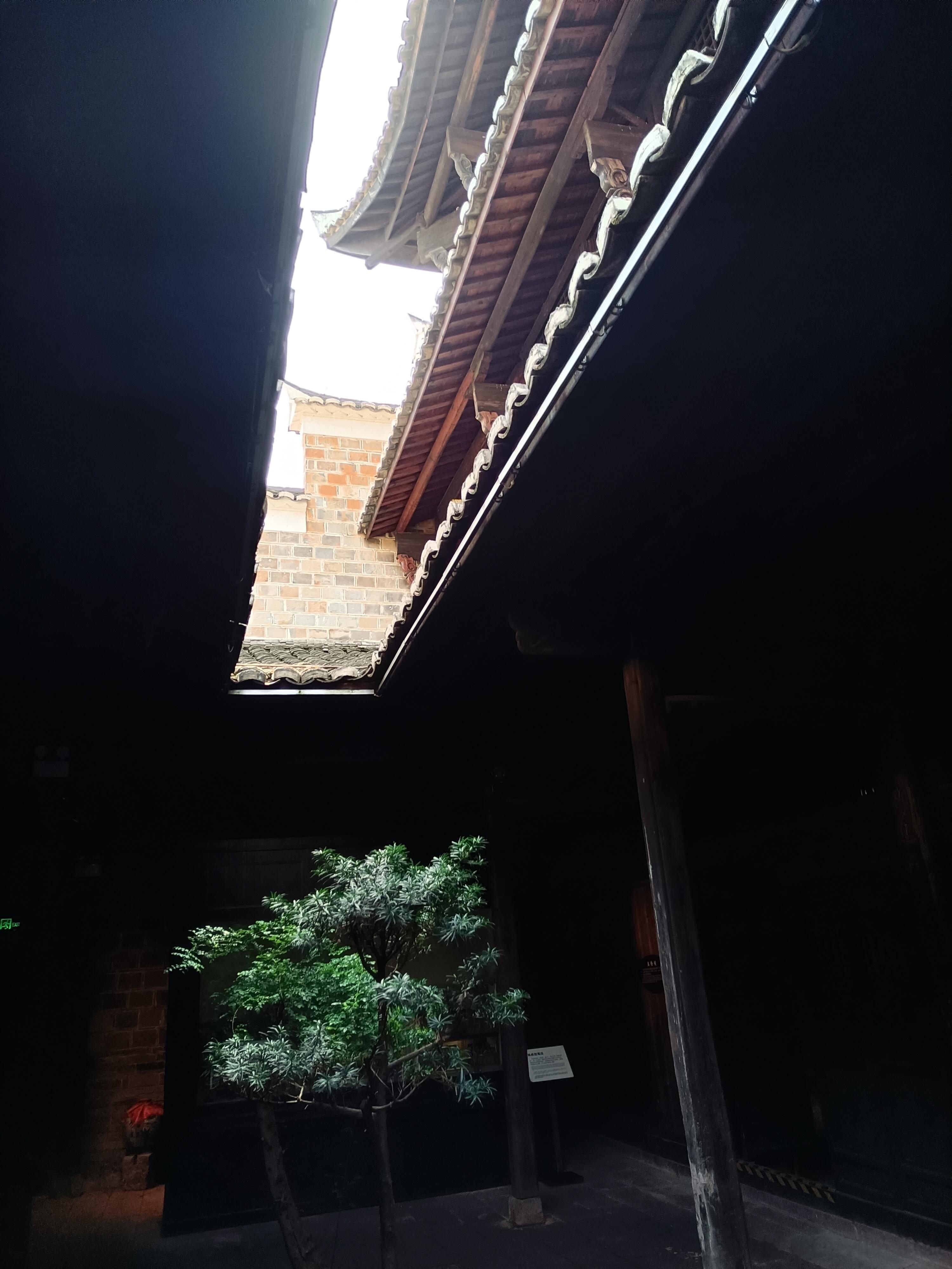 抚州玉隆万寿宫最后一进，是一座颇为高大的三层楼阁，但正面天井狭小难观全貌，则该楼