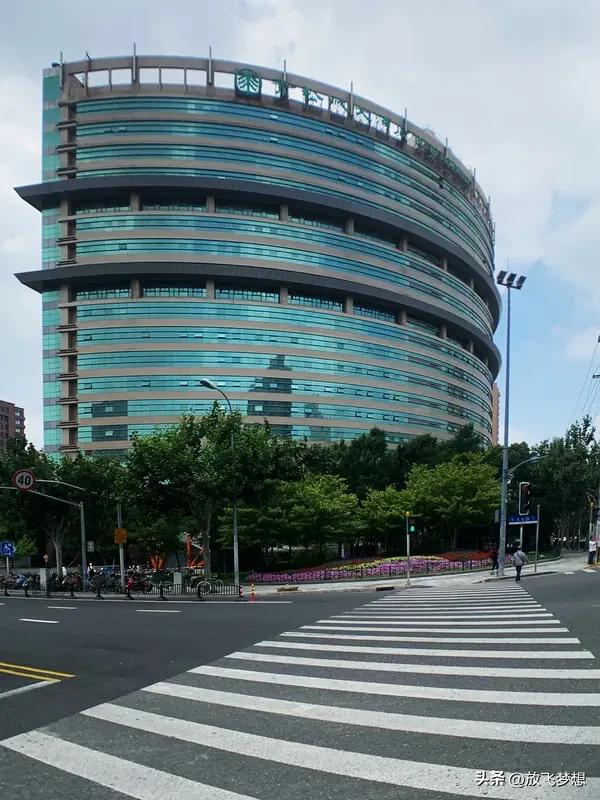 上海移动最便宜的套餐，不得不提8元保号套餐。该套餐月租仅8元，包含30分钟通话或