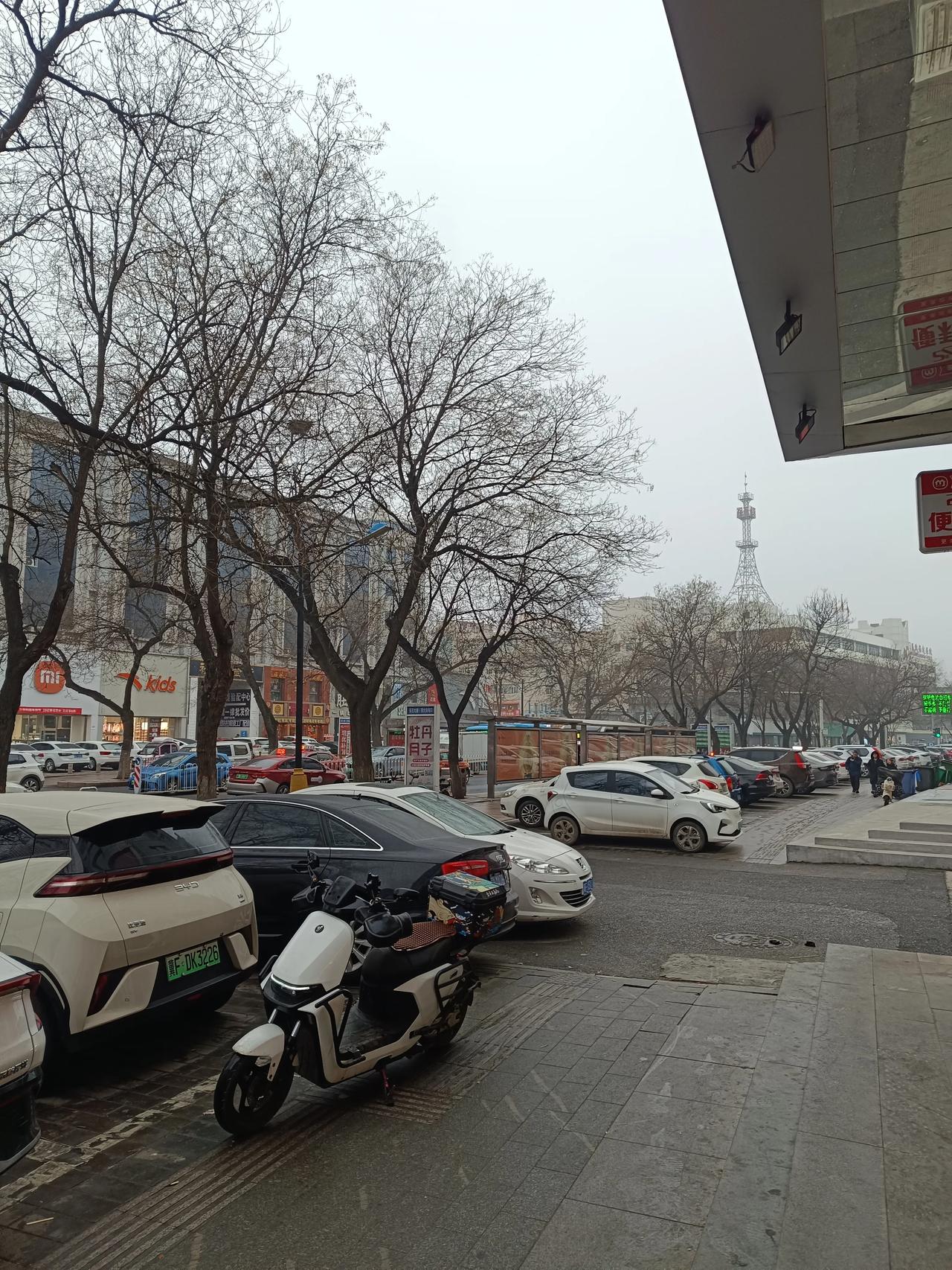 这个年龄没有学历，没有技术，找服务员都没人要了啊，走在街头，看见门店贴着招聘的都