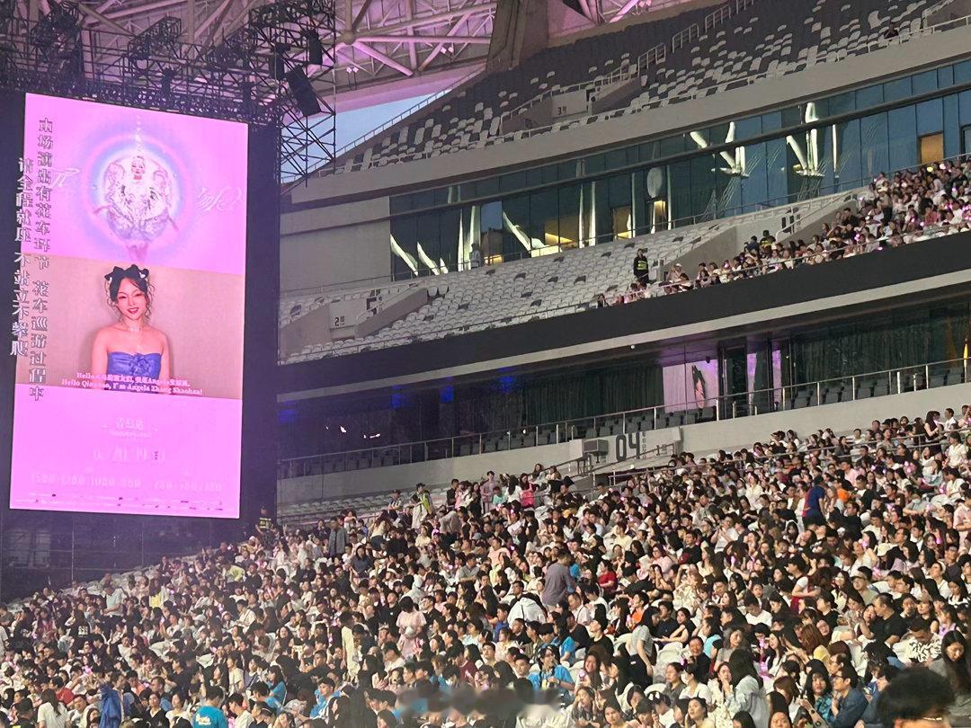 张韶涵上海演唱会座无虚席 全场大合唱的时候，那个声音应该能传到场馆外面吧。上座率