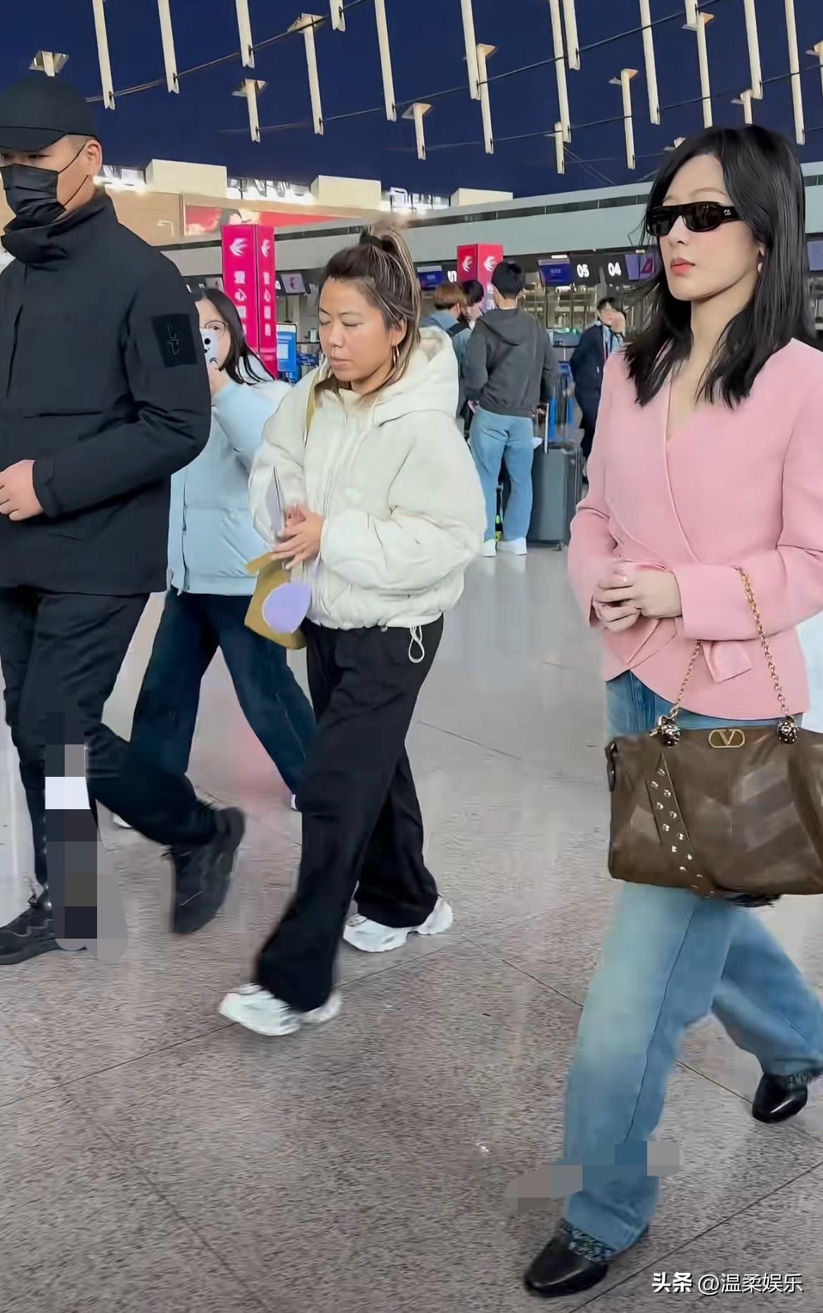 杨紫出发🛫去罗马了，鞋子🥿肯定不舒服，鞋子不舒服的时候走路就是这样！