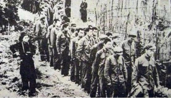 [微风]1979年战俘交换，二百余名战士归国。刚跨过边境，许世友下令：连长、指导