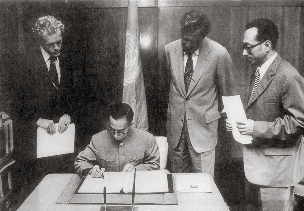 1981年9月，中国常驻联合国代表凌青代表中国政府签署《禁止或限制使用某些可被认