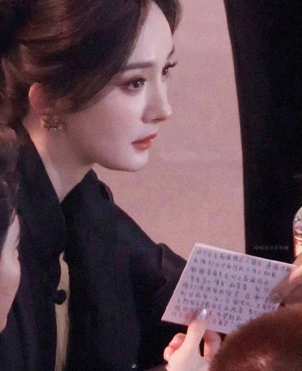 杨幂手写秦海璐获奖感言杨幂果真是人美心善啊，现在才发现杨幂替秦海璐领奖的时候，秦