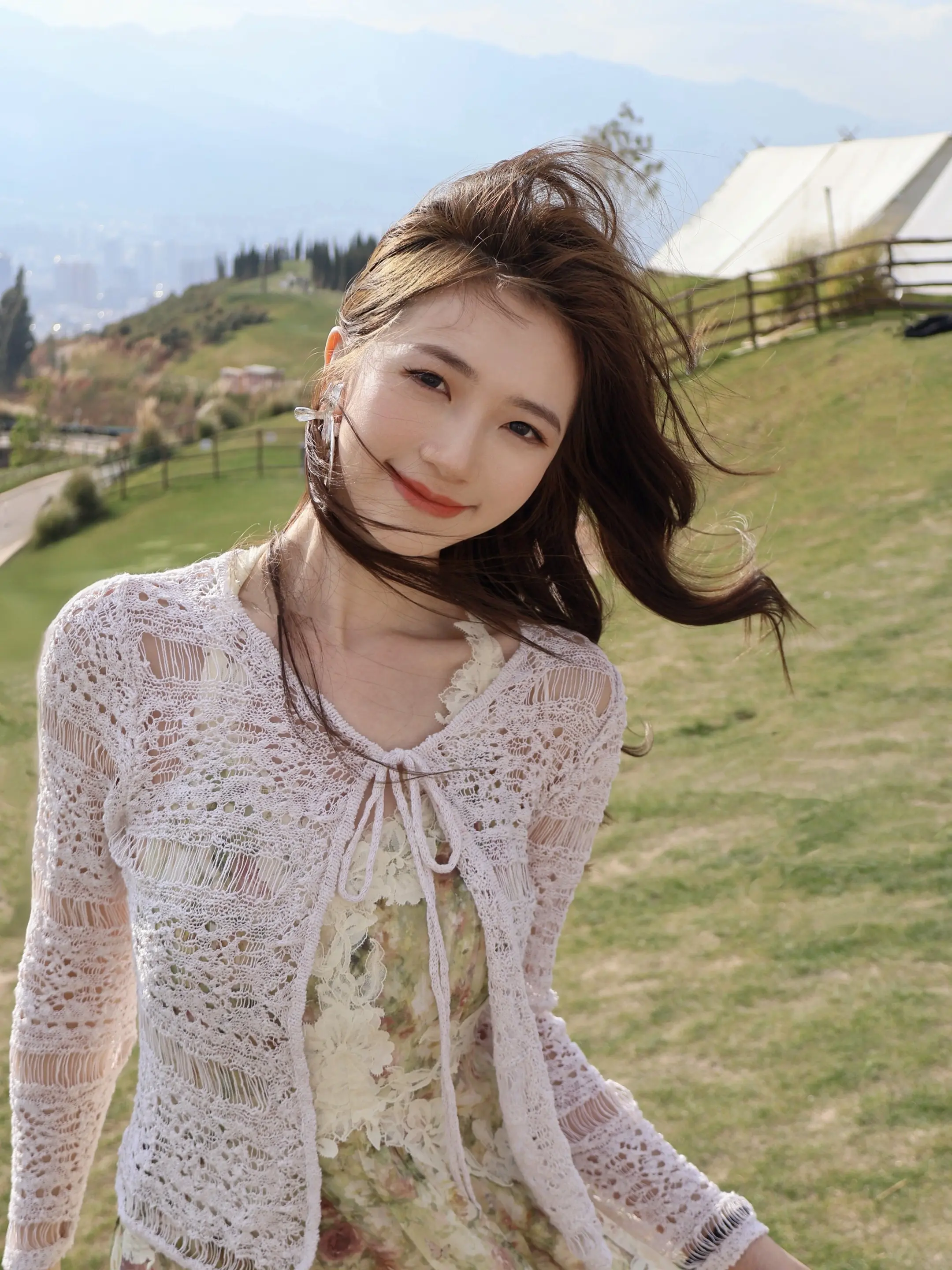 我在山顶上慢慢地走， 高处风大，吹得衣角猎猎作响。 在这种地方，  ...