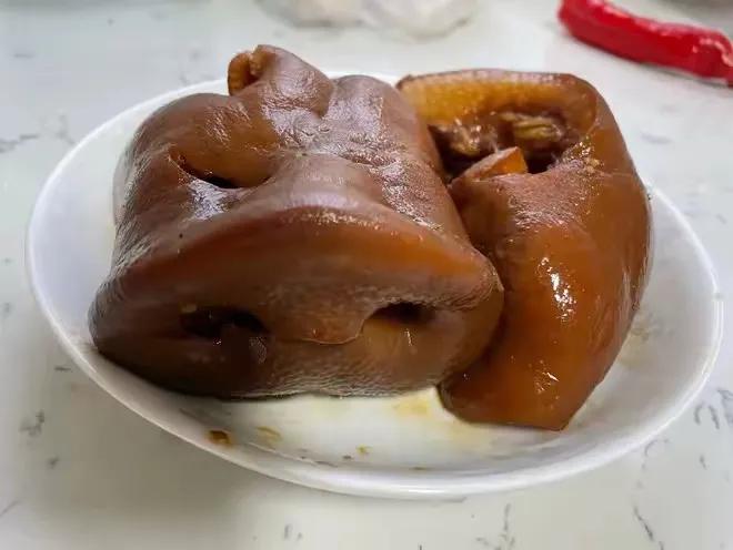 我老公都快50岁了，患有三高，可他却好吃猪头肉，每天还得喝点。为他健康考虑我们都