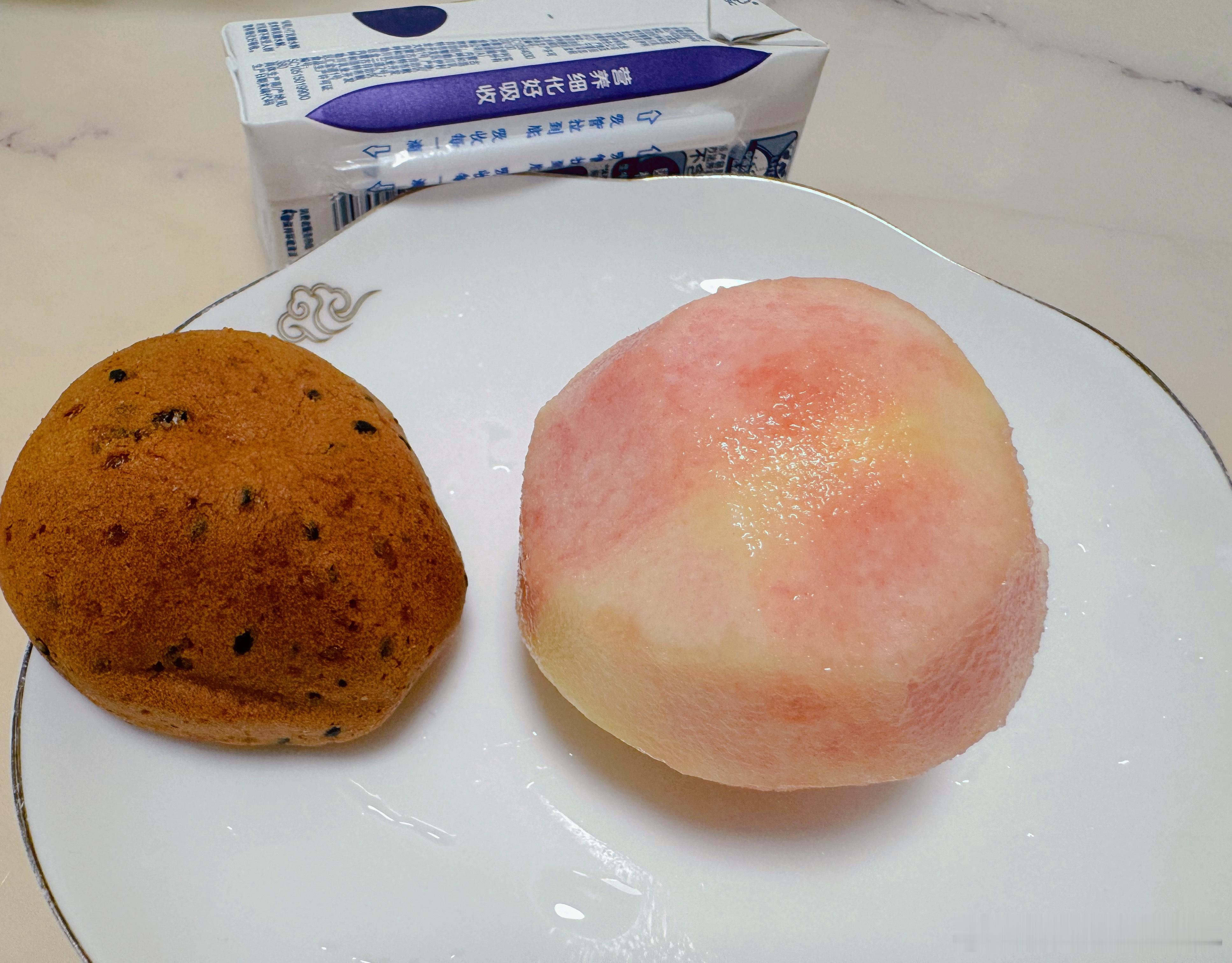 夏天最爱吃的水果水蜜桃，果肉饱满多汁，入口清甜，在我心里，水蜜桃永远稳居水果榜单
