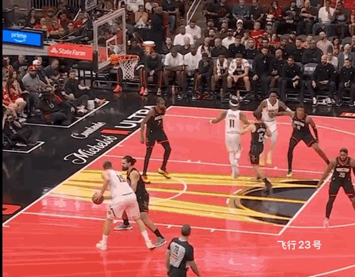 约基奇单打亚当斯！
这个球很有意思
约基奇面对亚当斯的贴身防守
也是没有很好的办